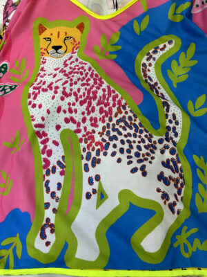 Oversize Gepard Shirt Großhandel, Pop Art Print mit Strassbesat (1) Oversize Gepard Shirt Großhandel, Pop Art Print mit Strassfell und buntem Dschungelmotiv, rosemodee.de
