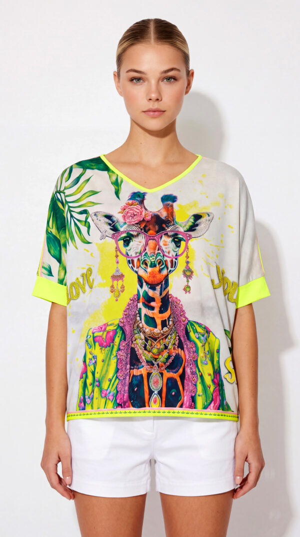 Oversize Giraffe Shirt Großhandel, Fledermausärmel Shirt mit Boho Giraffenprint, Strassbesatz und tropischem Blätterdruck, rosemodee.de