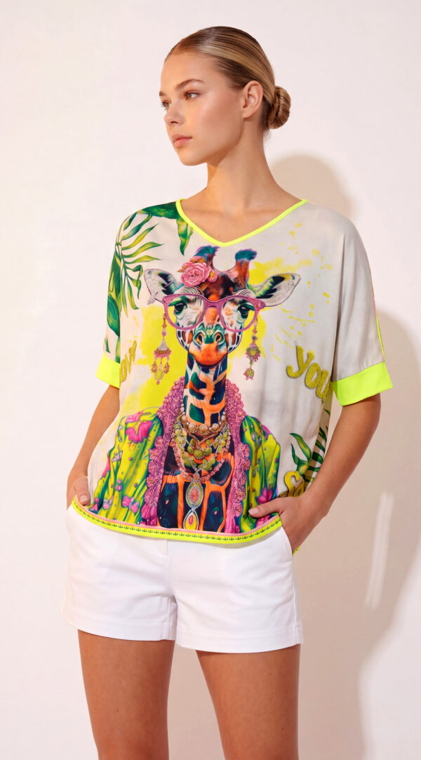 Oversize Giraffe Shirt Großhandel, Boho Print mit Strassbesatz (2) Oversize Giraffe Shirt Großhandel, Fledermausärmel Shirt mit Boho Giraffenprint, Strassbesatz und tropischem Blätterdruck, rosemodee.de