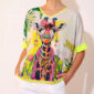 Oversize Giraffe Shirt Großhandel, Fledermausärmel Shirt mit Boho Giraffenprint, Strassbesatz und tropischem Blätterdruck, rosemodee.de
