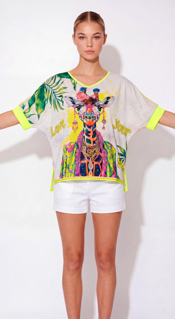 Oversize Giraffe Shirt Großhandel, Boho Print mit Strassbesatz (3) Oversize Giraffe Shirt Großhandel, Fledermausärmel Shirt mit Boho Giraffenprint, Strassbesatz und tropischem Blätterdruck, rosemodee.de