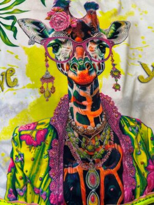 Oversize Giraffe Shirt Großhandel, Fledermausärmel Shirt mit Boho Giraffenprint, Strassbesatz und tropischem Blätterdruck, rosemodee.de