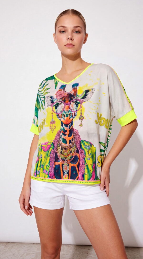 Oversize Giraffe Shirt Großhandel, Boho Print mit Strassbesatz (4) Oversize Giraffe Shirt Großhandel, Fledermausärmel Shirt mit Boho Giraffenprint, Strassbesatz und tropischem Blätterdruck, rosemodee.de