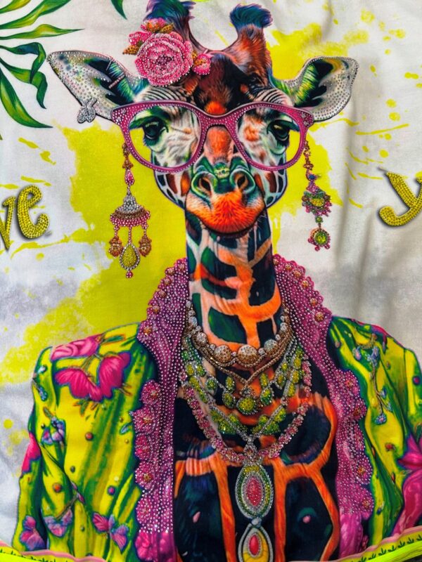 Oversize Giraffe Shirt Großhandel, Boho Print mit Strassbesatz Oversize Giraffe Shirt Großhandel, Fledermausärmel Shirt mit Boho Giraffenprint, Strassbesatz und tropischem Blätterdruck, rosemodee.de