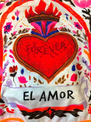 Oversize Herz Shirt Großhandel, El Amor Print mit Strassbesatz (2) Oversize Herz Shirt Großhandel, Shirt mit flammendem Herz, El Amor Schriftzug und Strassbesatz im Folk Art Stil, rosemodee.de