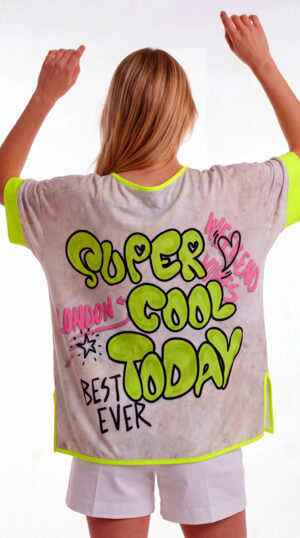 Oversize Hunde Shirt Großhandel, London Print mit Strassbesatz (6) Oversize Hunde Shirt Großhandel, Fledermausärmel Shirt mit London Hundeprint, Strassbesatz und Graffiti Rückendruck, rosemodee.de