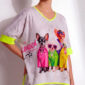 Oversize Hunde Shirt Großhandel, Fledermausärmel Shirt mit London Hundeprint, Strassbesatz und Graffiti Rückendruck, rosemodee.de