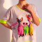 Oversize Hunde Shirt Großhandel, Fledermausärmel Shirt mit London Hundeprint, Strassbesatz und Graffiti Rückendruck, rosemodee.de