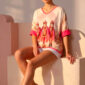 Oversize Kamelmotiv Shirt Großhandel, Wüstenprint mit drei Kamelen, Strasskronen und pinken Federumhängen, rosemodee.de