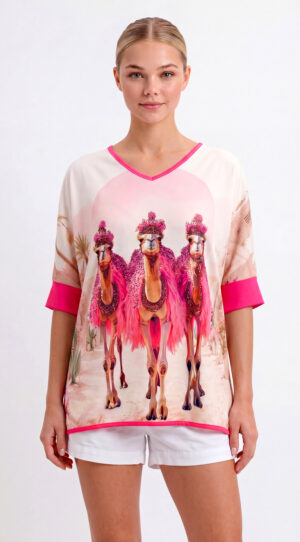 Oversize Kamelmotiv Shirt Großhandel, Wüstenprint mit drei Kamelen, Strasskronen und pinken Federumhängen, rosemodee.de