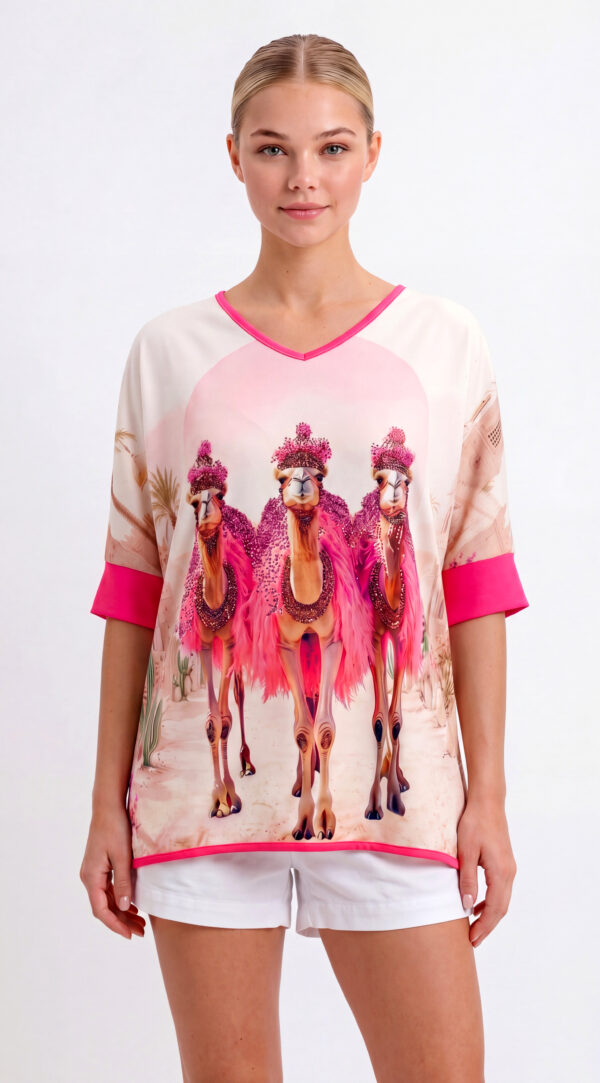 Oversize Kamelmotiv Shirt Großhandel, Wüstenprint mit drei Kamelen, Strasskronen und pinken Federumhängen, rosemodee.de