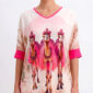 Oversize Kamelmotiv Shirt Großhandel, Wüstenprint mit drei Kamelen, Strasskronen und pinken Federumhängen, rosemodee.de