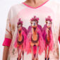 Oversize Kamelmotiv Shirt Großhandel, Wüstenprint mit drei Kamelen, Strasskronen und pinken Federumhängen, rosemodee.de