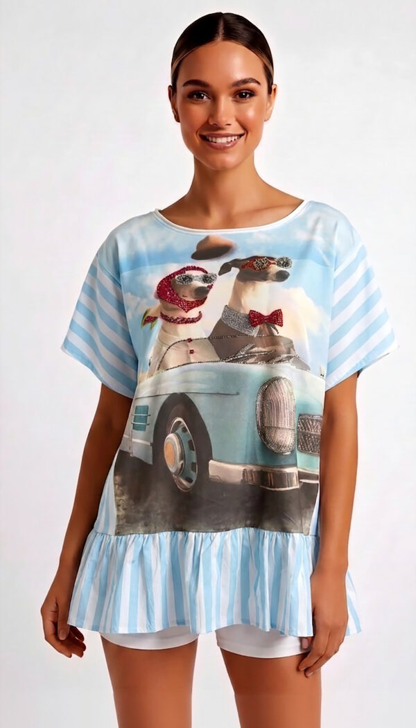 Oversize Shirt mit Hunde Auto Print, Strassdetails und Streifenvolant Hellblau-Weiß (1) Oversize Shirt mit Hunde Auto Print und Strassdetails in Hellblau-Weiß