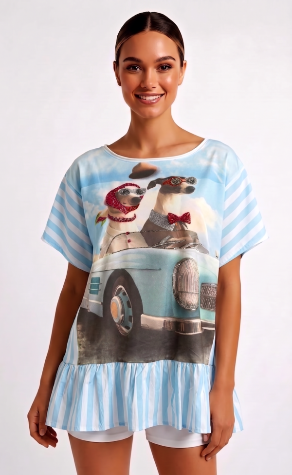 Oversize Shirt mit Hunde Auto Print, Strassdetails und Streifenvolant Hellblau-Weiß (1) Oversize Shirt mit Hunde Auto Print und Strassdetails in Hellblau-Weiß