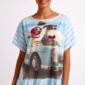 Oversize Shirt mit Hunde Auto Print und Strassdetails in Hellblau-Weiß