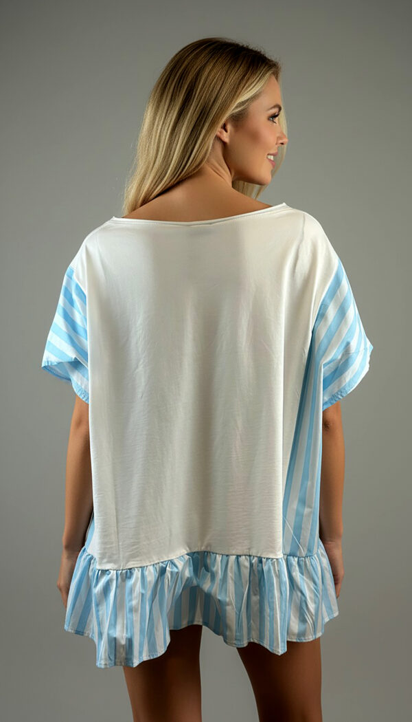 Oversize Shirt mit Hunde Auto Print, Strassdetails und Streifenvolant Hellblau-Weiß (4) Oversize Shirt mit Hunde Auto Print und Strassdetails in Hellblau-Weiß