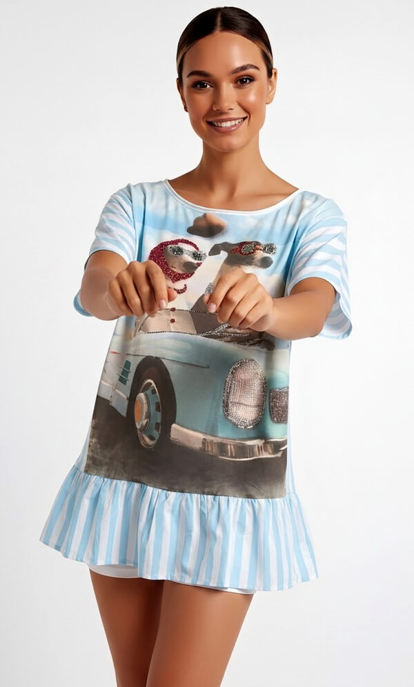 Oversize Shirt mit Hunde Auto Print, Strassdetails und Streifenvolant Hellblau-Weiß (5) Oversize Shirt mit Hunde Auto Print und Strassdetails in Hellblau-Weiß