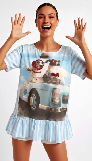 Oversize Shirt mit Hunde Auto Print und Strassdetails in Hellblau-Weiß