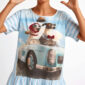 Oversize Shirt mit Hunde Auto Print und Strassdetails in Hellblau-Weiß