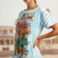 Oversize Shirt mit Malibu Beach Print und Strassdetails in Hellblau-Weiß