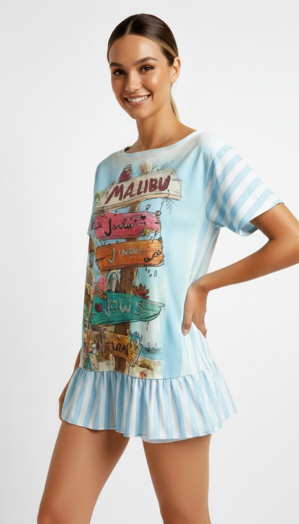 Oversize Shirt mit Malibu Beach Print, Strassdetails und Streifenvolant Hellblau-Weiß (3) Oversize Shirt mit Malibu Beach Print und Strassdetails in Hellblau-Weiß