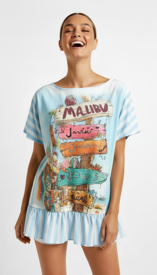 Oversize Shirt mit Malibu Beach Print, Strassdetails und Streifenvolant Hellblau-Weiß (5) Oversize Shirt mit Malibu Beach Print und Strassdetails in Hellblau-Weiß
