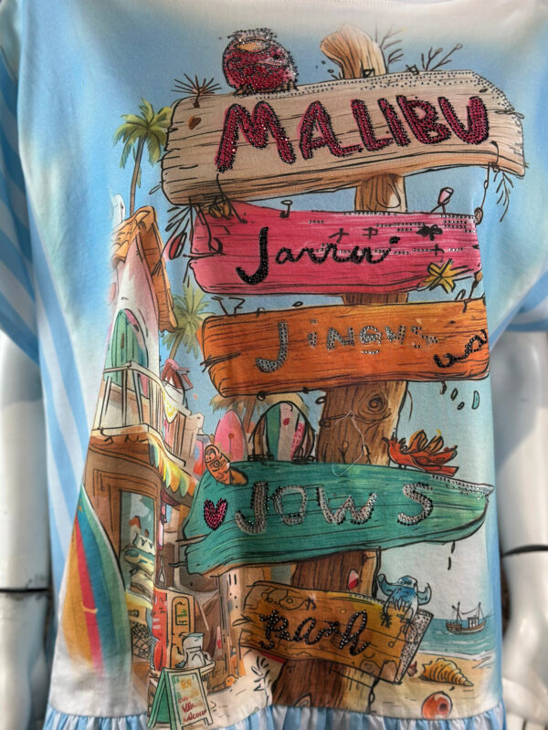 Oversize Shirt mit Malibu Beach Print, Strassdetails und Streifenvolant Hellblau-Weiß (7) Oversize Shirt mit Malibu Beach Print und Strassdetails in Hellblau-Weiß