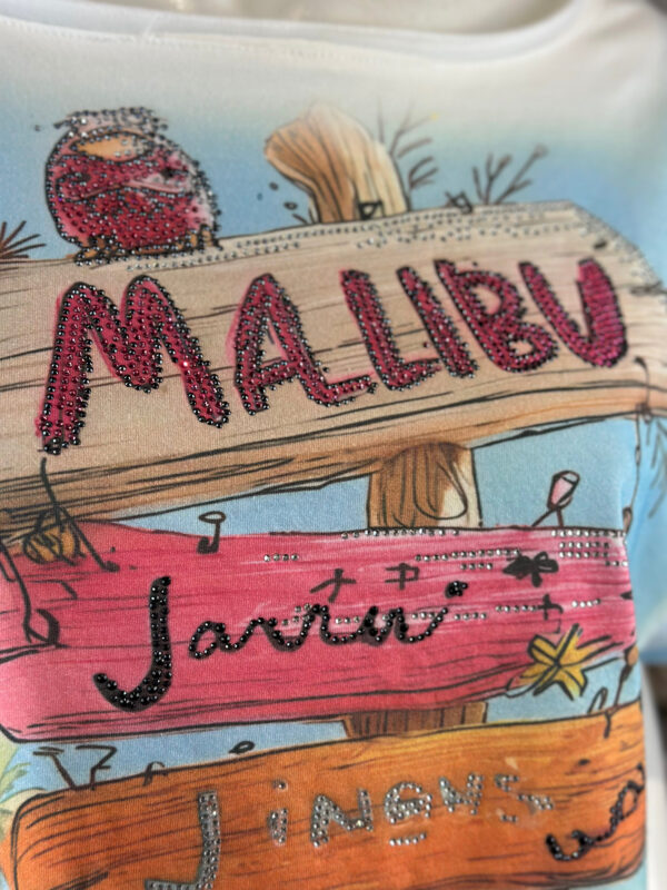 Oversize Shirt mit Malibu Beach Print, Strassdetails und Streifenvolant Hellblau-Weiß (8) Oversize Shirt mit Malibu Beach Print und Strassdetails in Hellblau-Weiß