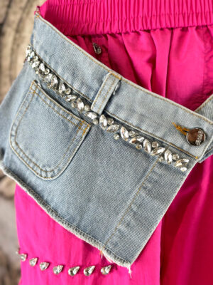 Pinke Cargohose Großhandel, Jeans Applikation mit Strass, 3er Lot M bis XL (2) Pinke Cargohose Großhandel, Regenstoff Hose mit Denim Applikation, Strassbesatz und Cargotaschen, 3er Lot M bis XL, rosemodee.de