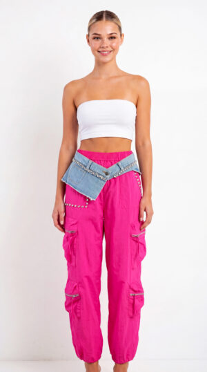 Pinke Cargohose Großhandel, Regenstoff Hose mit Denim Applikation, Strassbesatz und Cargotaschen, 3er Lot M bis XL, rosemodee.de