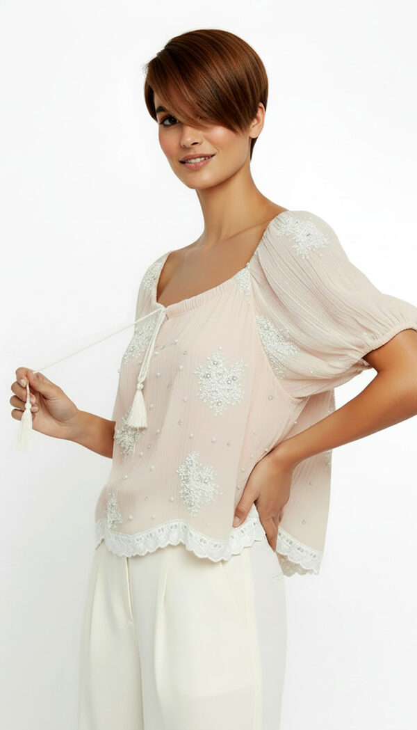 Pudra Oversize Damen Bluse mit Spitze und Strass Großhandel (10) Pudra Oversize Damen Bluse mit Spitze, Strass und Carmen Ausschnitt
