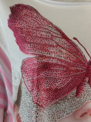 Romantisches Oversize Shirt mit Schmetterling-Strassmotiv und Streifenvolant Rosa-Weiß (1) Romantisches Oversize Shirt mit Schmetterling-Strassmotiv und rosa-weißen Streifendetails