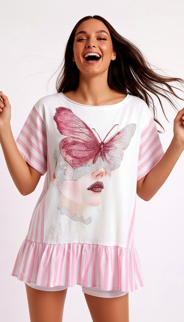 Romantisches Oversize Shirt mit Schmetterling-Strassmotiv und Streifenvolant Rosa-Weiß (3) Romantisches Oversize Shirt mit Schmetterling-Strassmotiv und rosa-weißen Streifendetails