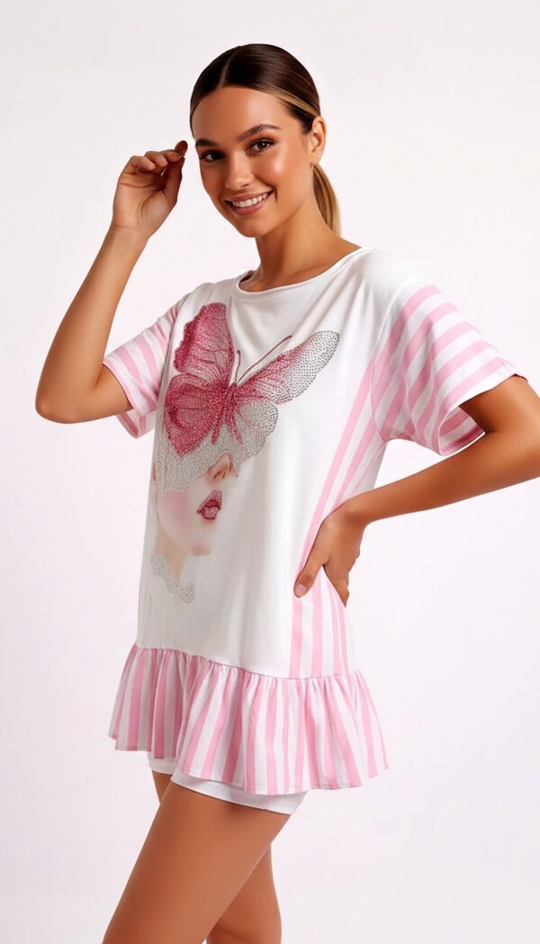 Romantisches Oversize Shirt mit Schmetterling-Strassmotiv und Streifenvolant Rosa-Weiß (4) Romantisches Oversize Shirt mit Schmetterling-Strassmotiv und rosa-weißen Streifendetails