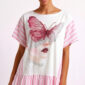 Romantisches Oversize Shirt mit Schmetterling-Strassmotiv und rosa-weißen Streifendetails