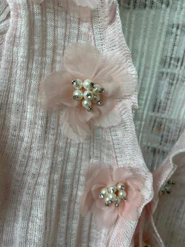Rosa Oversize Damenbluse mit 3D-Blumen und Perlendetails (1) Rosa Oversize Damen Bluse mit 3D-Blumen und Perlendetails Großhandel