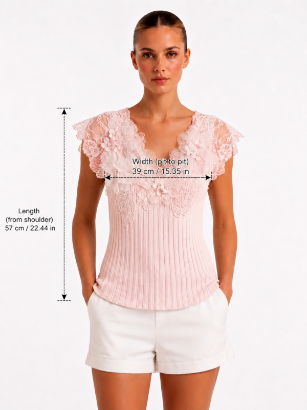 Rosafarbenes Spitzentop Großhandel (1) Rosafarbenes Spitzentop Großhandel im Tonal-Look – zartes Rosa mit 3D-Blüten, Perlen und Spitzenärmeln – rosemodee.de