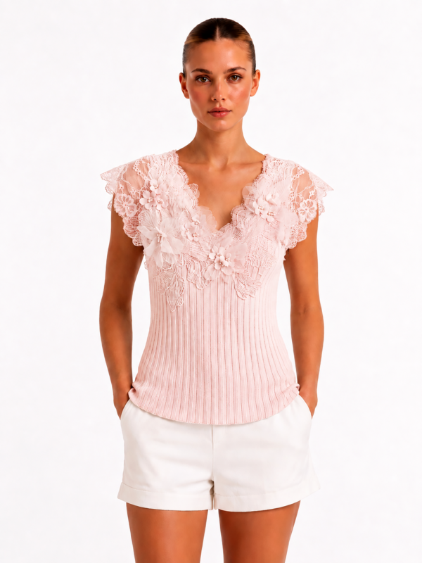 Rosafarbenes Spitzentop Großhandel im Tonal-Look – zartes Rosa mit 3D-Blüten, Perlen und Spitzenärmeln – rosemodee.de