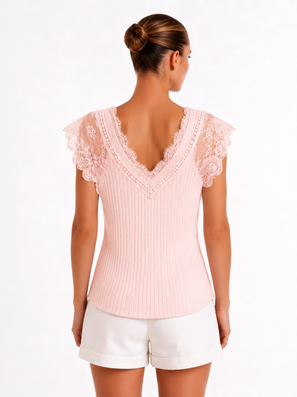 Rosafarbenes Spitzentop Großhandel (3) Rosafarbenes Spitzentop Großhandel im Tonal-Look – zartes Rosa mit 3D-Blüten, Perlen und Spitzenärmeln – rosemodee.de