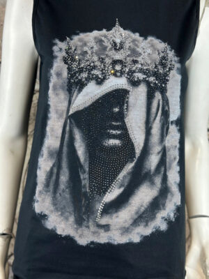Schwarzes Gothic Tank Top Großhandel (1) Schwarzes Gothic Tank Top Großhandel – Muscle-Tank mit mystischem Kronen-Figur-Digitalprint, vollflächigem Silber- und Schwarzstrass-Besatz – rosemodee.de