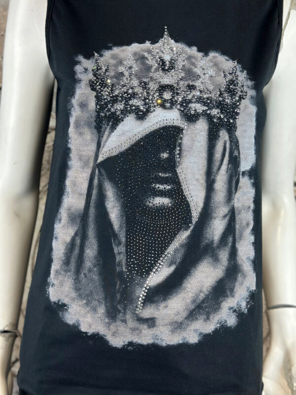 Schwarzes Gothic Tank Top Großhandel (1) Schwarzes Gothic Tank Top Großhandel – Muscle-Tank mit mystischem Kronen-Figur-Digitalprint, vollflächigem Silber- und Schwarzstrass-Besatz – rosemodee.de