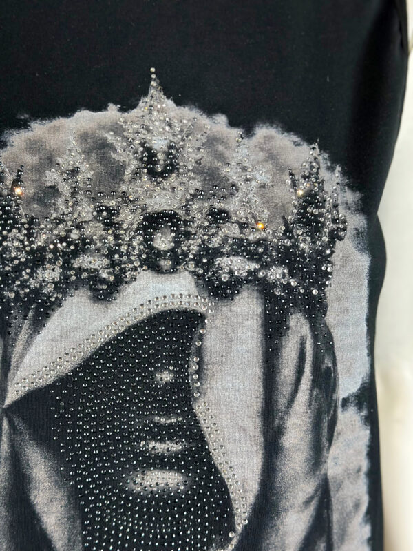 Schwarzes Gothic Tank Top Großhandel (2) Schwarzes Gothic Tank Top Großhandel – Muscle-Tank mit mystischem Kronen-Figur-Digitalprint, vollflächigem Silber- und Schwarzstrass-Besatz – rosemodee.de