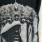 Schwarzes Gothic Tank Top Großhandel – Muscle-Tank mit mystischem Kronen-Figur-Digitalprint, vollflächigem Silber- und Schwarzstrass-Besatz – rosemodee.de