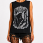 Schwarzes Gothic Tank Top Großhandel – Muscle-Tank mit mystischem Kronen-Figur-Digitalprint, vollflächigem Silber- und Schwarzstrass-Besatz – rosemodee.de