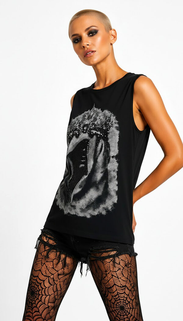 Schwarzes Gothic Tank Top Großhandel (6) Schwarzes Gothic Tank Top Großhandel – Muscle-Tank mit mystischem Kronen-Figur-Digitalprint, vollflächigem Silber- und Schwarzstrass-Besatz – rosemodee.de