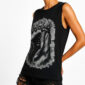 Schwarzes Gothic Tank Top Großhandel – Muscle-Tank mit mystischem Kronen-Figur-Digitalprint, vollflächigem Silber- und Schwarzstrass-Besatz – rosemodee.de