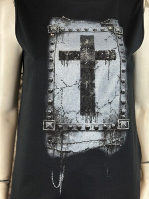 Schwarzes Kreuz Tank Top Großhandel (1) Schwarzes Kreuz Tank Top Großhandel – Muscle-Tank mit gotischem Kreuz-Digitalprint, Totenkopf-Nieten-Rahmen, Dripping-Effekt und schwarzem Strassbesatz – rosemodee.de