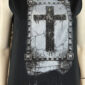 Schwarzes Kreuz Tank Top Großhandel – Muscle-Tank mit gotischem Kreuz-Digitalprint, Totenkopf-Nieten-Rahmen, Dripping-Effekt und schwarzem Strassbesatz – rosemodee.de
