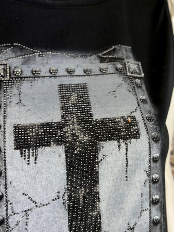 Schwarzes Kreuz Tank Top Großhandel (2) Schwarzes Kreuz Tank Top Großhandel – Muscle-Tank mit gotischem Kreuz-Digitalprint, Totenkopf-Nieten-Rahmen, Dripping-Effekt und schwarzem Strassbesatz – rosemodee.de
